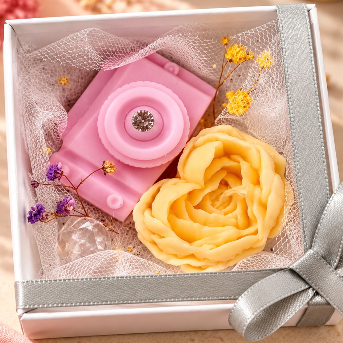 Zwycięski projekt Sylwii Ochodek - giftbox z dekoracyjnym aparatem fotograficznym i świecą w kształcie kwiatu