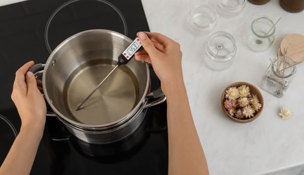 Kąpiel wodna wosku – jak bezpiecznie topić wosk do świec