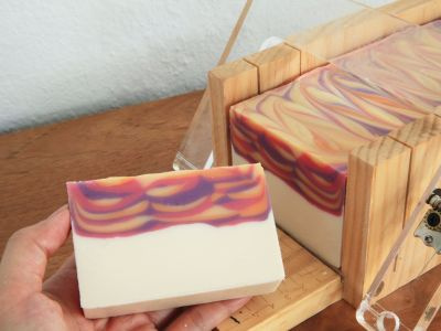 Biała baza mydlana glicerynowa SWIRL 1 kg zakręcone mydełka